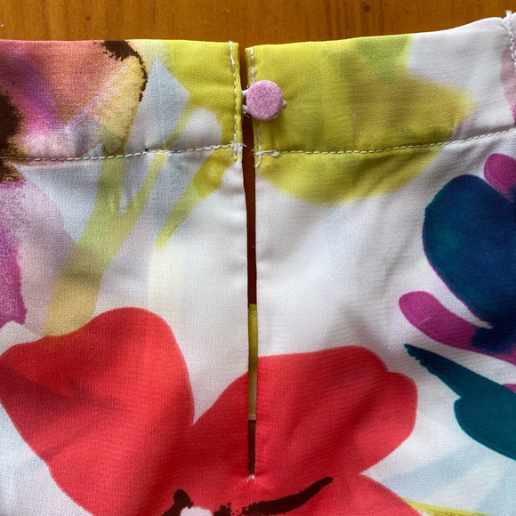 Woman’s sleeveless top by the Limited is size S - Picture 4 of 10